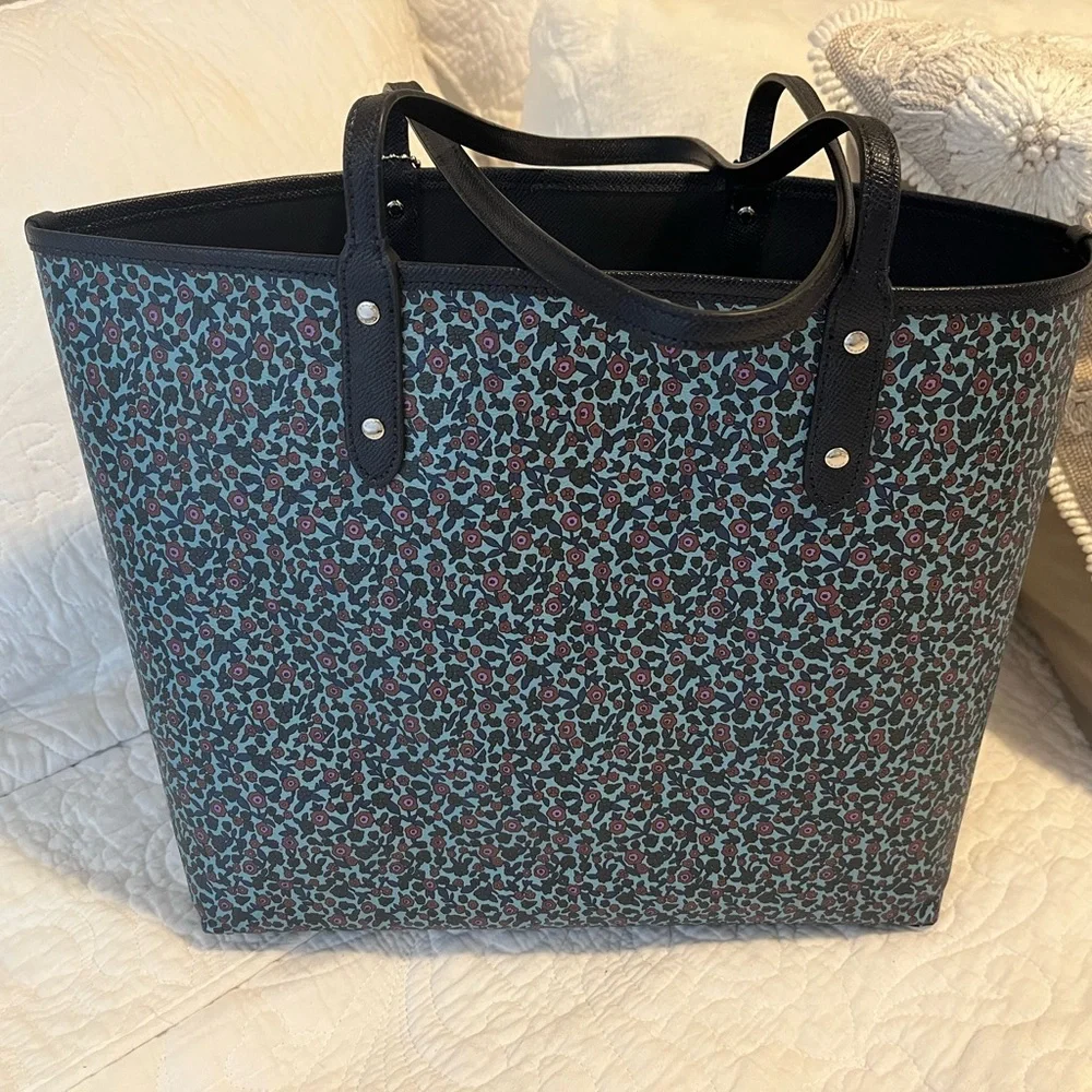 Coach EUC Reversible Navy & flower Tote with Structured Design and Gold Accents - Picture 4 of 14